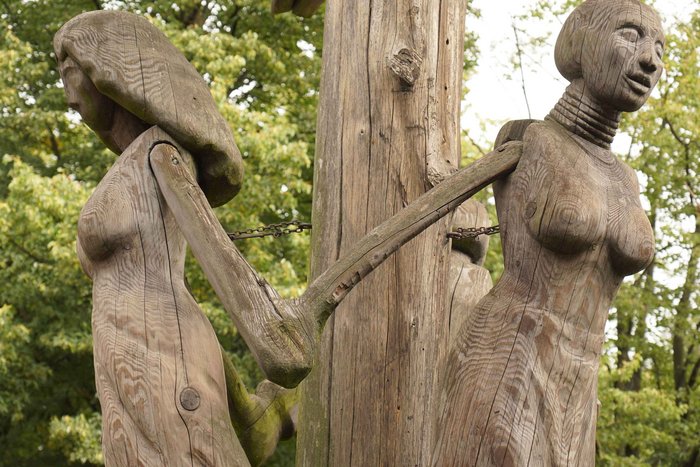 7_-_Holzinstallation_vor_dem_Eingang.JPG 7_-_Holzinstallation_vor_dem_Eingang.JPG