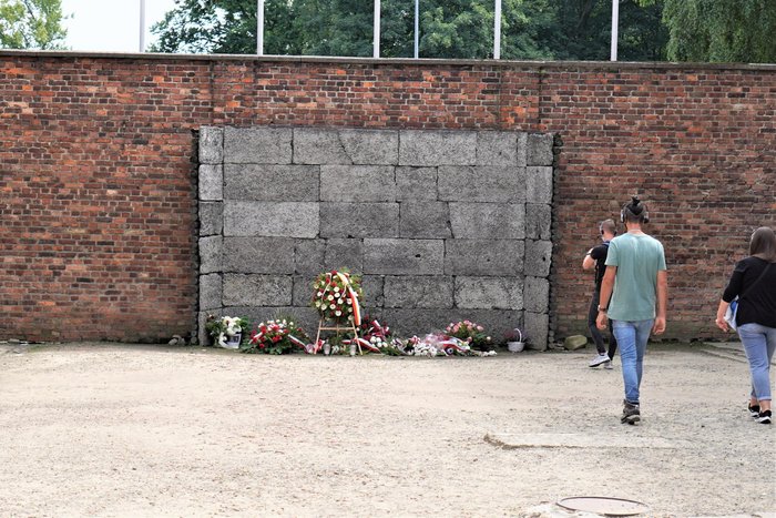 40_-_Todeswand_im_Stammlager_I.JPG 40_-_Todeswand_im_Stammlager_I.JPG