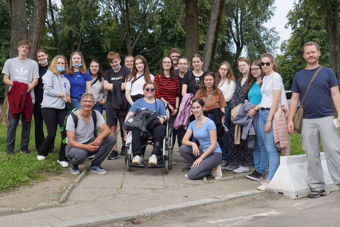 35_-_Gruppe_vor_dem_Haupteingang.JPG 35_-_Gruppe_vor_dem_Haupteingang.JPG
